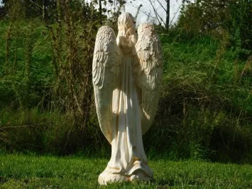 Engelsstatue aus cremeweißem Polystone – 70 cm hoch – klassisch