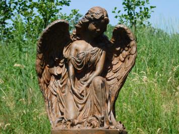 Ange sur piédestal – 95 cm – pierre – finition oxydée – robuste