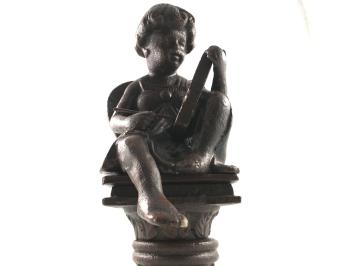 Coole Statue eines Engels, der auf einem Sockel sitzt und schreibt, Gusseisen