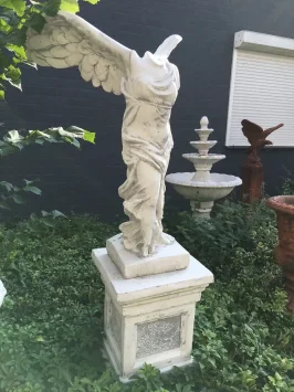 Engel auf Sockel – Nike – Statue aus Stein – 165 cm – klassisch