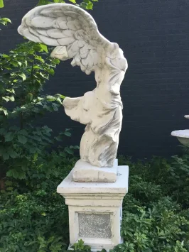 Engel auf Sockel – Nike – Statue aus Stein – 165 cm – klassisch