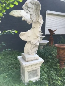Ange sur piédestal - Niké - statue en pierre - 165 cm - classique