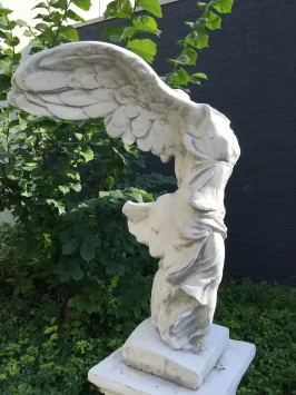 Ange sur piédestal - Niké - statue en pierre - 165 cm - classique