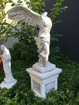 Ange sur piédestal - Niké - statue en pierre - 165 cm - classique