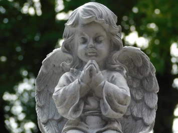 Kniende Engelsstatue – Weiß/Grau – Polystone – 33 cm