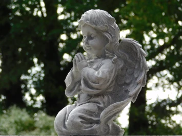 Statue d'ange agenouillé – Blanc/Gris – Polystone – 33 cm