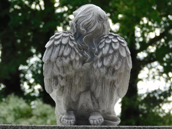 Ange agenouillé en polystone finition blanc-gris