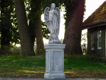 Stenen tuinbeeld engel met bloemen op sokkel – 105 cm