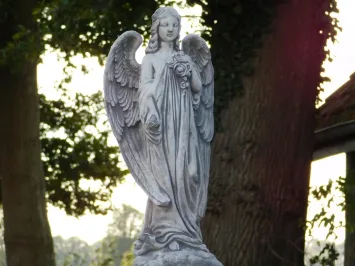 Engel mit Blumen auf Sockel – Gartenfigur aus Stein – 105 cm