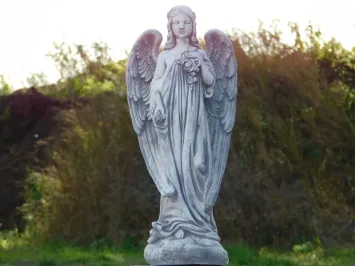 Statue de jardin ange avec fleurs sur socle en pierre – 105 cm