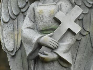 Staande Engel met kruis - polystone