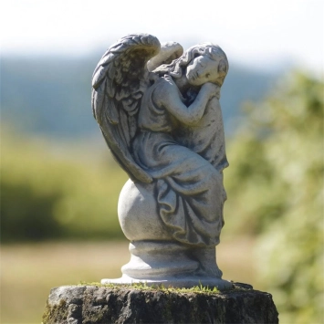 Engelsfigur auf Kugel – Stein – 36 cm – Gartendekoration