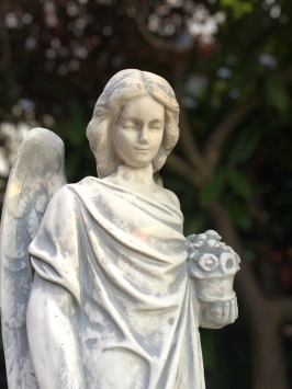 Ange avec fleurs - statue en pierre - 105 cm - blanc classique