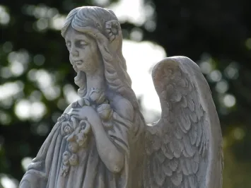 Statue d’ange avec roses en pierre – décoration de jardin