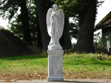 Engelbeeld met rozen – stenen tuinbeeld – 70 cm hoog