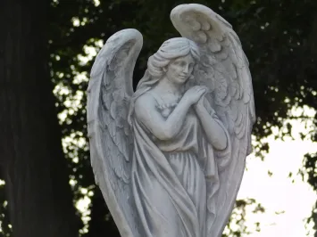 Statue ange – pierre – grandes ailes – monument funéraire
