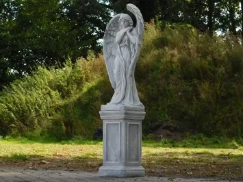 Engelfigur mit Flügeln auf Sockel – Stein – 127 cm