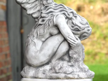 Ange agenouillé sur socle - ailes relevées - pierre - 170 cm