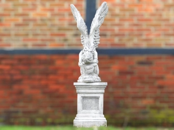 Ange agenouillé sur socle - ailes relevées - pierre - 170 cm