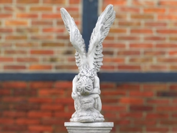 Ange agenouillé sur socle - ailes relevées - pierre - 170 cm