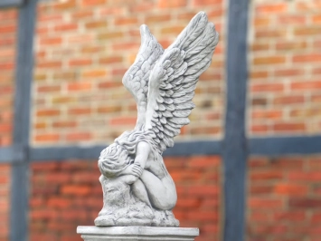 Knielende engel op sokkel - vleugels omhoog - steen - 170 cm