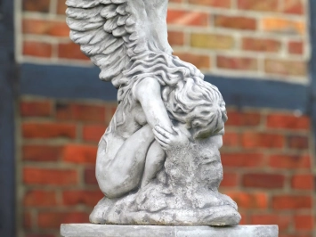 Knielende engel op sokkel - vleugels omhoog - steen - 170 cm