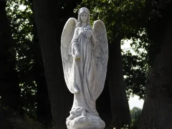 Stenen tuinbeeld engel met rozen op sokkel – 117 cm