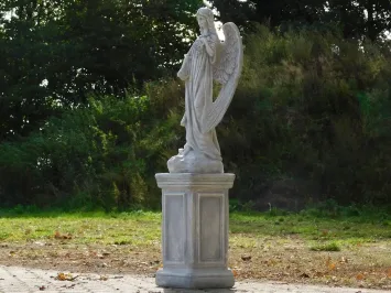 Engelfigur mit Rosen auf Sockel – Gartenfigur aus Stein – 117 cm