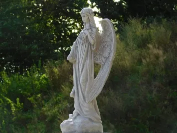 Statue de jardin ange avec roses sur socle en pierre – 117 cm