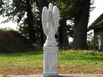 Engelfigur mit Rosen auf Sockel – aus Stein – 117 cm