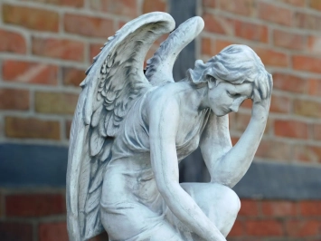 Knielende engel - op sokkel - tuinbeeld steen - 140 cm