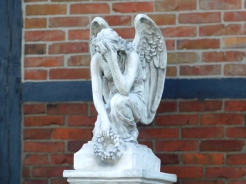 Knielende engel - op sokkel - tuinbeeld steen - 140 cm