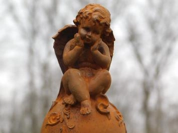 Engel auf Kugel - Gusseisen - 20cm - Oxid - Dekoration