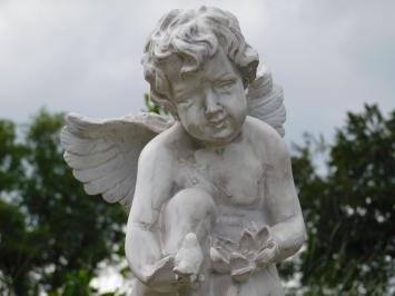 Grote engel op bol van polystone elegante uitstraling