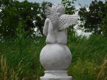 Großer Engel auf einer Polystone-Kugel, elegantes Erscheinungsbild