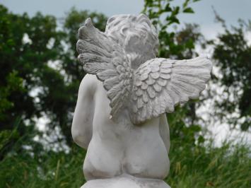 Grand ange sur une sphère en polystone, apparence élégante