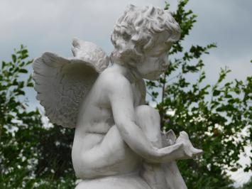 Grand ange sur une sphère en polystone, apparence élégante