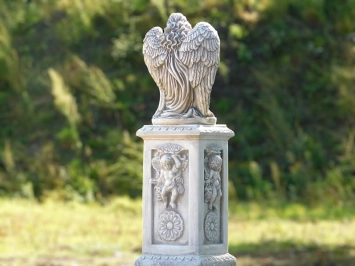 Ange avec ailes sur socle – 113 cm – pierre classique