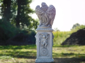Ange avec ailes sur socle – 113 cm – pierre classique