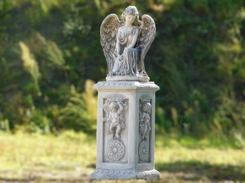 Ange avec ailes sur socle – 113 cm – pierre classique