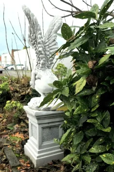 Engelsstatue auf Sockel – 179 cm – großer Engel aus Stein