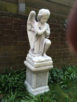 Engel kniend auf Sockel, voll massivem Steinguss Skulptur, schön gestaltet!