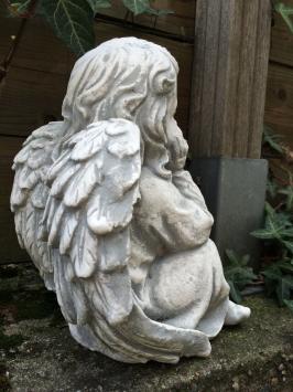Engel zittend vol steen, mooi in detail.