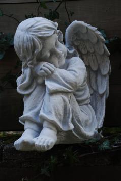Prachtige zittende engel, vol detail, vol steen.