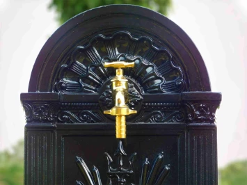 Staande tuinfontein – 89 cm – zwart aluminium met kraan