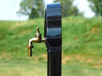 Stehender Gartenbrunnen – 89cm – schwarzes Aluminium mit Wasserhahn