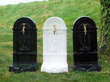 Stehender Gartenbrunnen – 89cm – schwarzes Aluminium mit Wasserhahn
