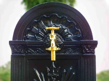 Staande tuinfontein – 89 cm – zwart aluminium met kraan