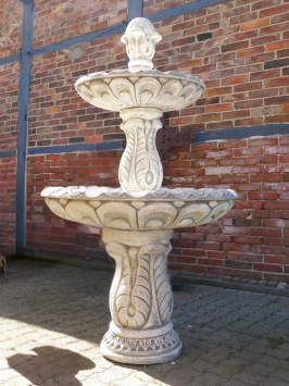 Großer Brunnen aus Stein – stehender Gartenbrunnen im klassischen Stil