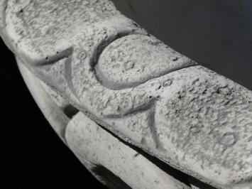 Großer Brunnen aus Stein – stehender Gartenbrunnen im klassischen Stil